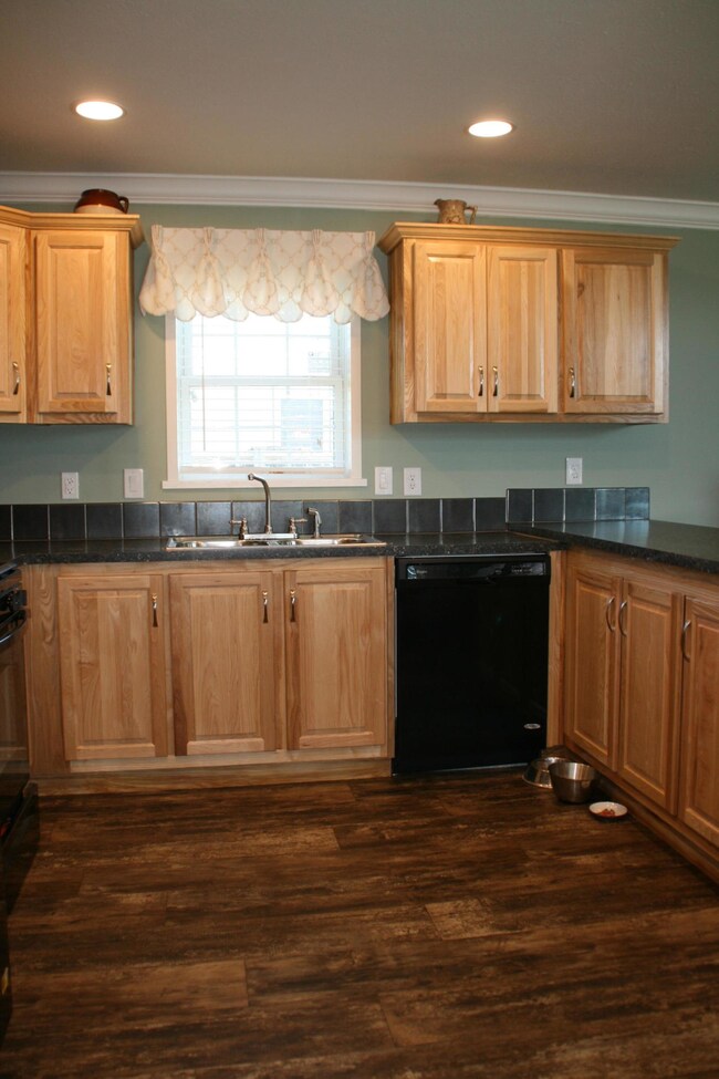 4716 Wooddale Dr, Davenport, IA 52806 - photo 4