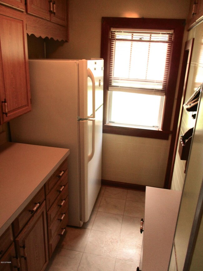 305 W Catharine St, Milford, PA 18337 - photo 6