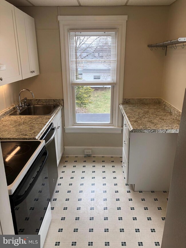 116 E Locust St unit 2ND FLOOR, Mechanicsburg, PA 17055 - photo 3