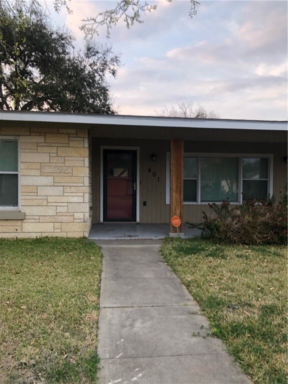 401 E Randall St, Beeville, TX 78102 - photo 2