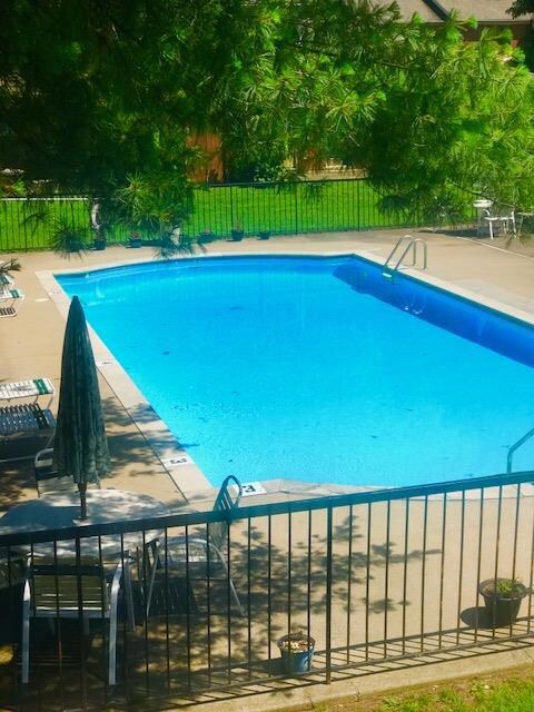 nice pool and clubhouse