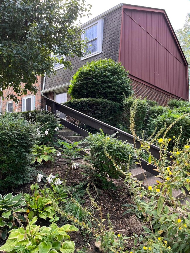 651 Simbury St unit E10, Columbus, OH 43228 - photo 2