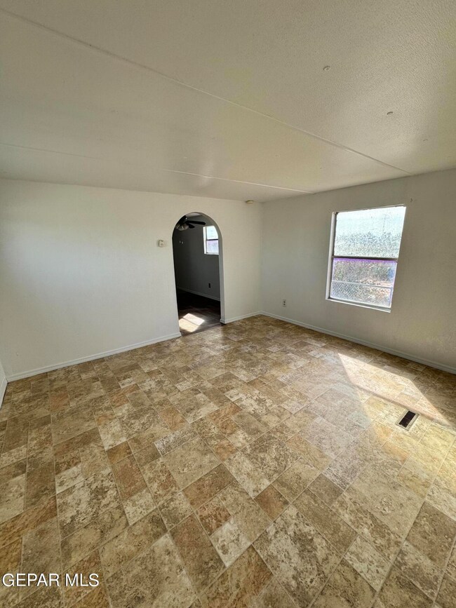 11420 Roseville Dr unit B, El Paso, TX 79927 - photo 6