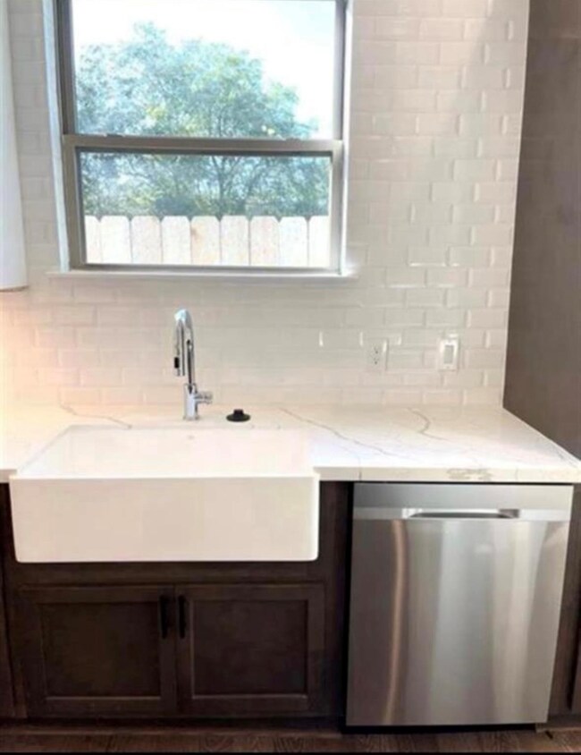 803 Thornton Rd unit J, Houston, TX 77018 - photo 6