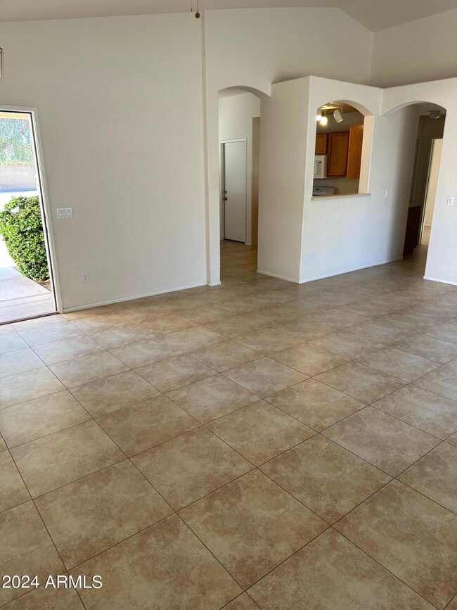 5 Living and kitchen