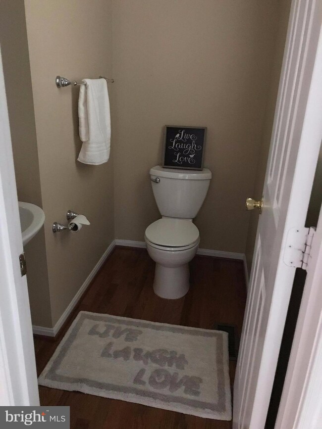 7102 Willow Hill Dr, Capitol Heights, MD 20743 - photo 2