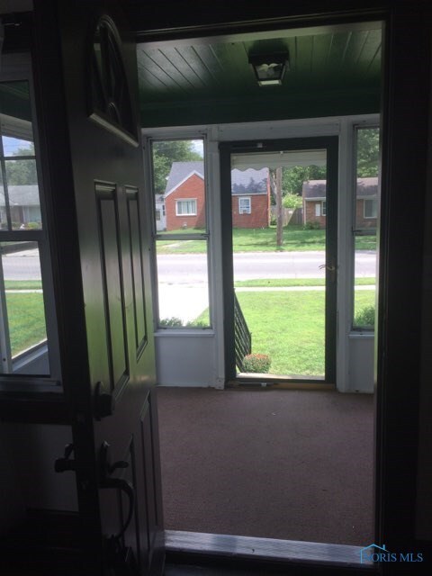 Nice screened in porch.