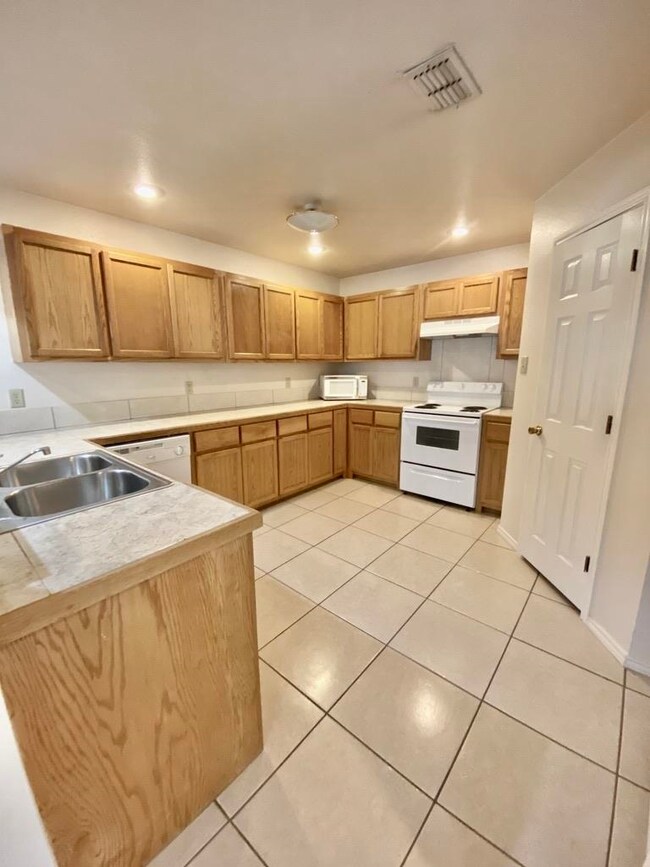 100 Ramon Cardenas Dr unit D, Del Rio, TX 78840 - photo 5
