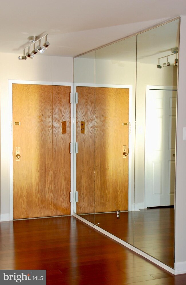 Regency unit 502, McLean, VA 22102 - photo 3