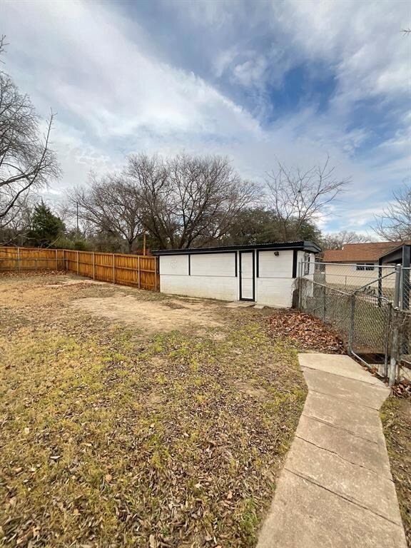 1621 S Stewart St, Azle, TX 76020 - photo 4