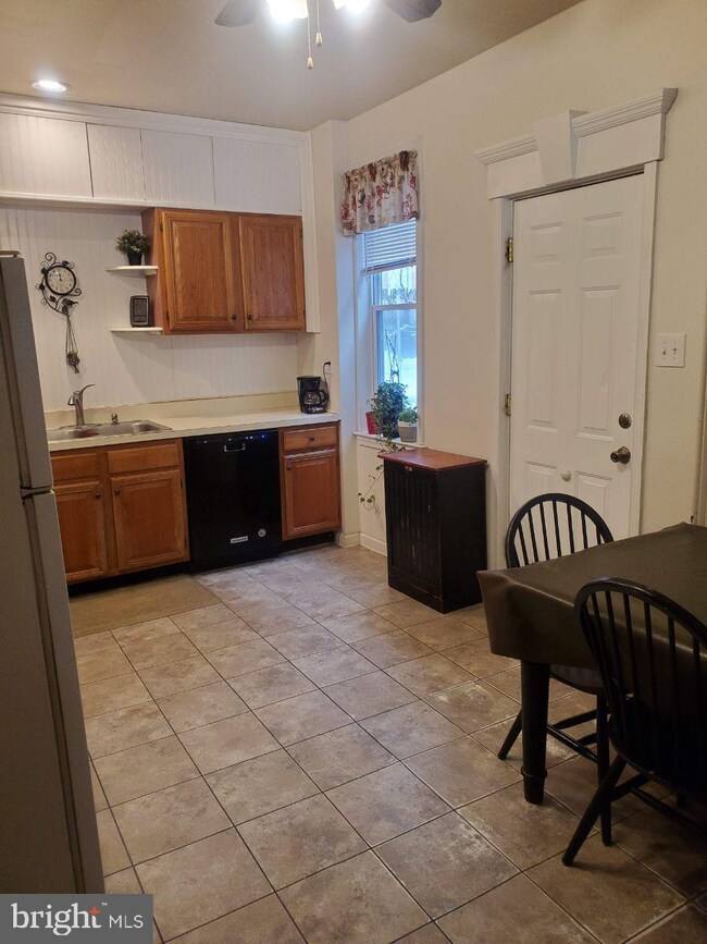 459 E Strawberry St, Lancaster, PA 17602 - photo 4