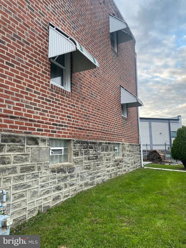46 Suburban Ln, Upper Darby, PA 19082 - photo 2