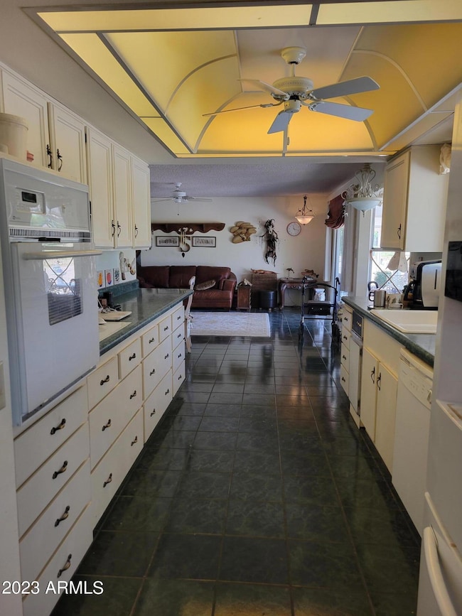 17231 N Lindgren Ave, Sun City, AZ 85373 - photo 5