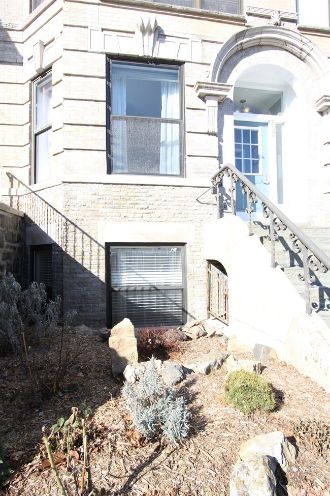 963 Boulevard E unit 1-4, Weehawken, NJ 07086 - photo 2