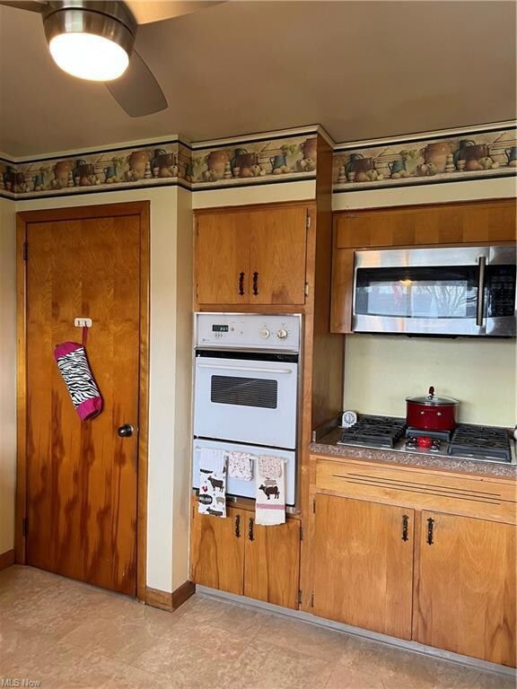 Eat-in kitchen with breakfast bar and all applianc