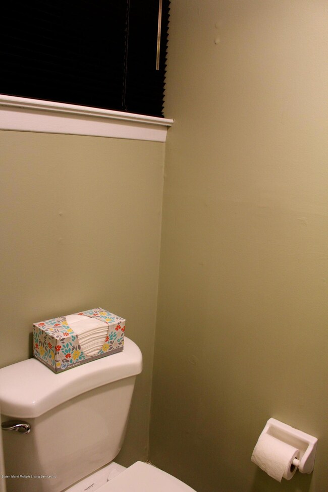 32 Hemlock Ct unit 140, Staten Island, NY 10309 - photo 6