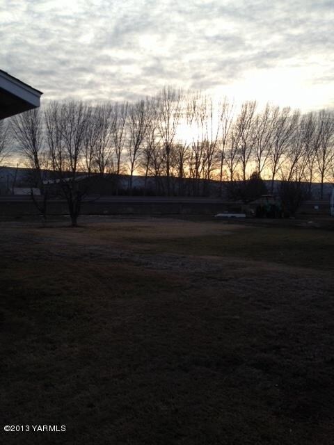 328 S Holly Dr, Moxee, WA 98936 - photo 6