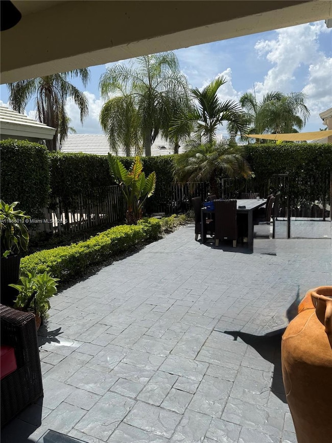 1170 Wilshire Cir E, Pembroke Pines, FL 33027 - photo 6