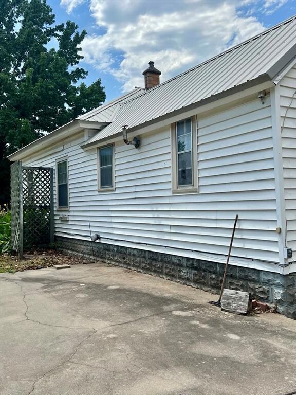 321 W Maple St, Columbus, KS 66725 - photo 6