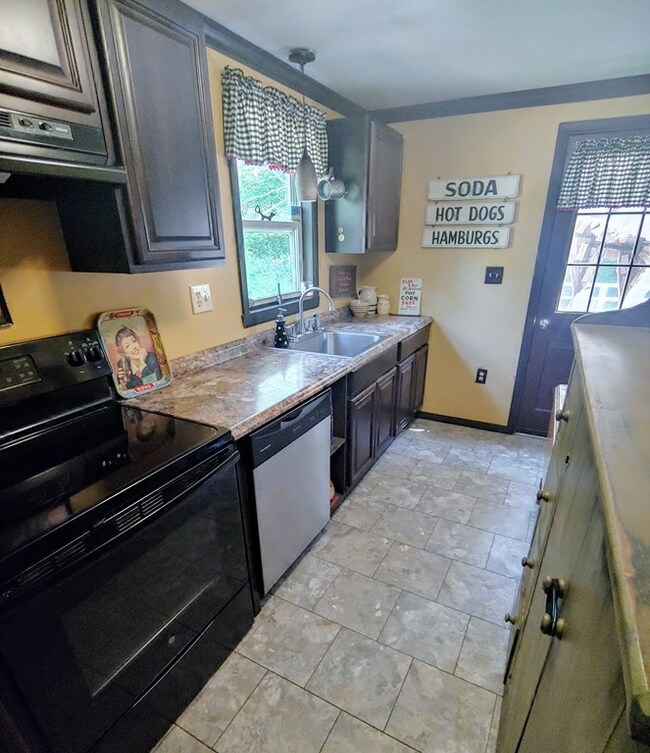 999 Daniel Shays Hwy, Athol, MA 01331 - photo 7