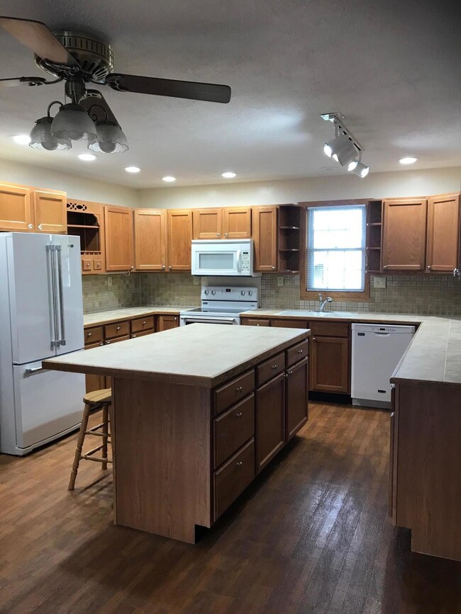 626 2nd St, Columbus Junction, IA 52738 - photo 2