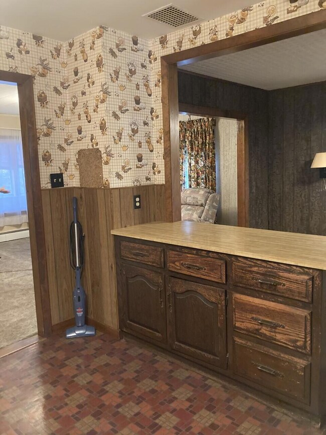 0380 counter between dining and kitchen