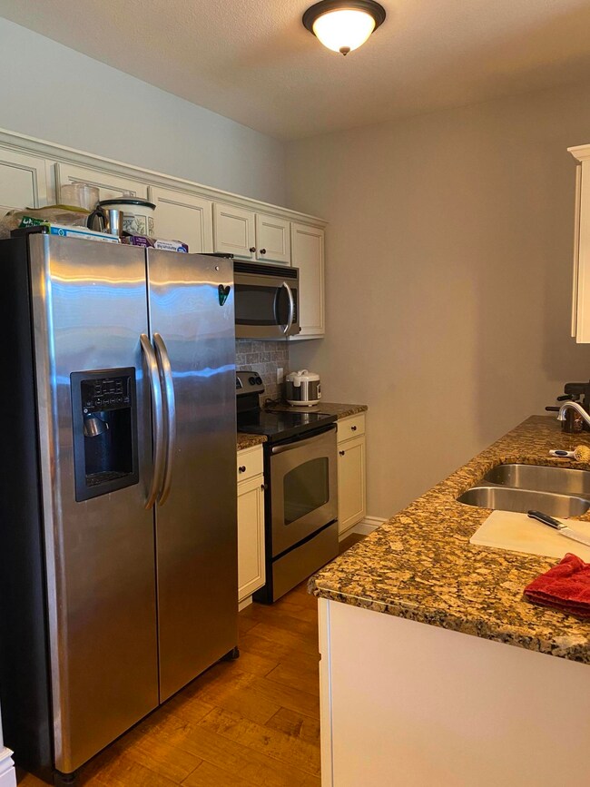Kitchen with granite/stainless