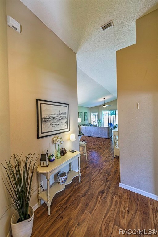 The foyer is perfect to welcome your guests, witho