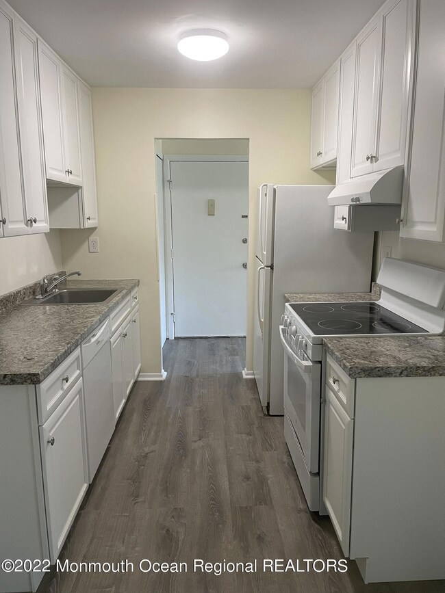 82 Amberly Dr unit F, Manalapan, NJ 07726 - photo 5