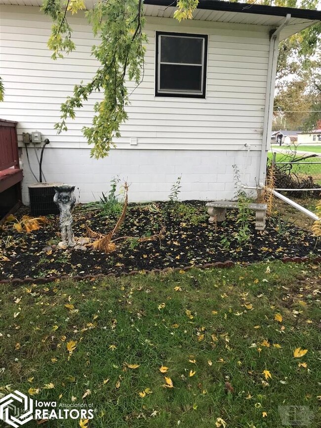 906 W Nishna Rd, Shenandoah, IA 51601 - photo 4