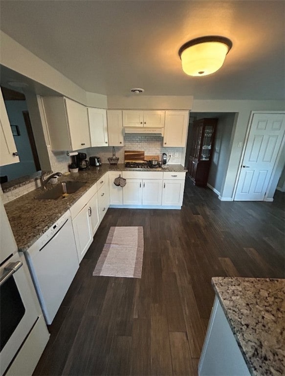 Kitchen with double ovens, recessed light, and pan