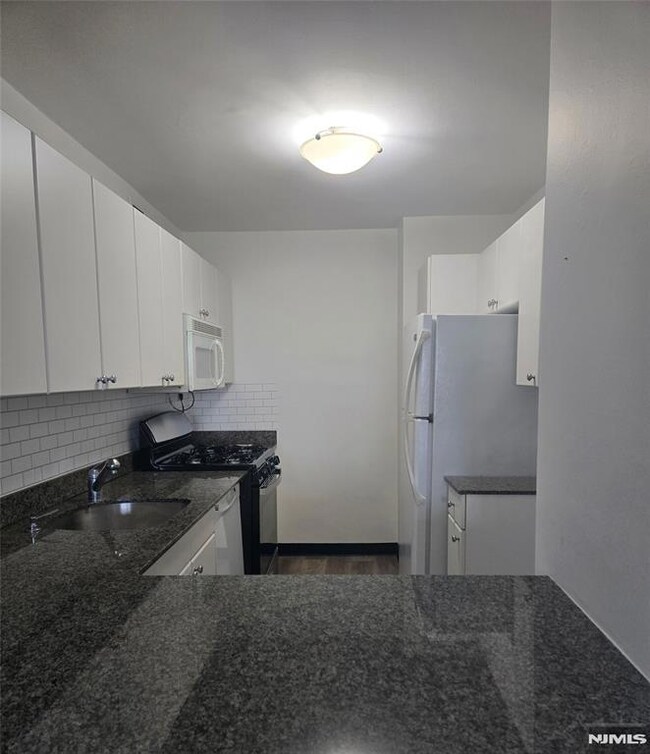 unlisted-address, Edgewater, NJ 07020 - photo 5