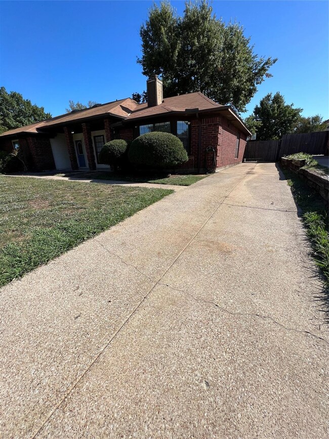 2432 Dalewood Ln, Bedford, TX 76022 - photo 2