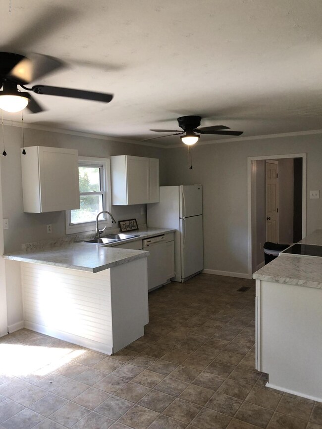 304 Lakewood Dr, Jacksonville, NC 28546 - photo 5