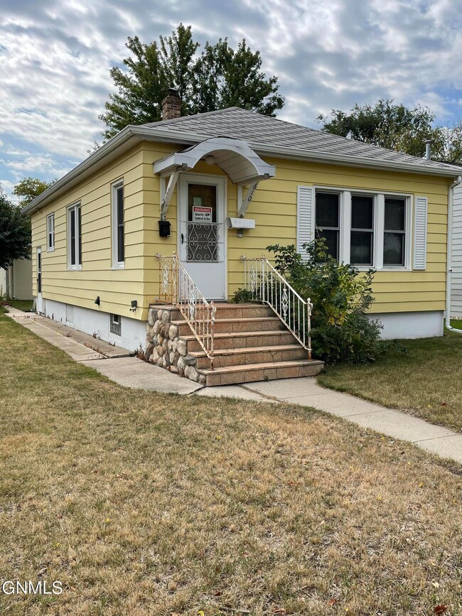 610 3rd St SE, Jamestown, ND 58401 - photo 2