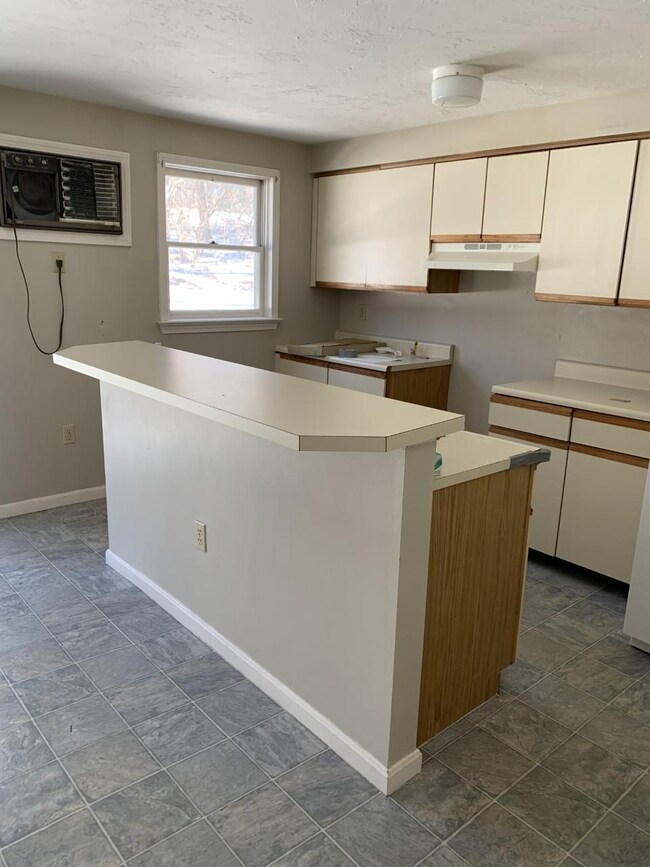 335 Circle Rd unit B002, Manchester, NH 03103 - photo 4