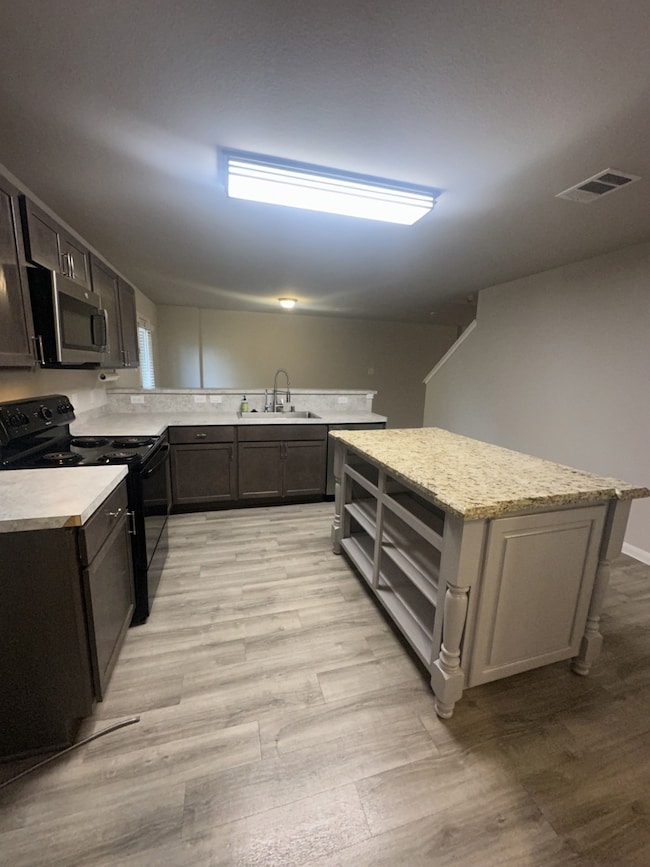 2146 10th St, Hempstead, TX 77445 - photo 3