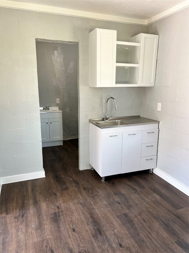 415 N Beauregard St unit 26, Alvin, TX 77511 - photo 3