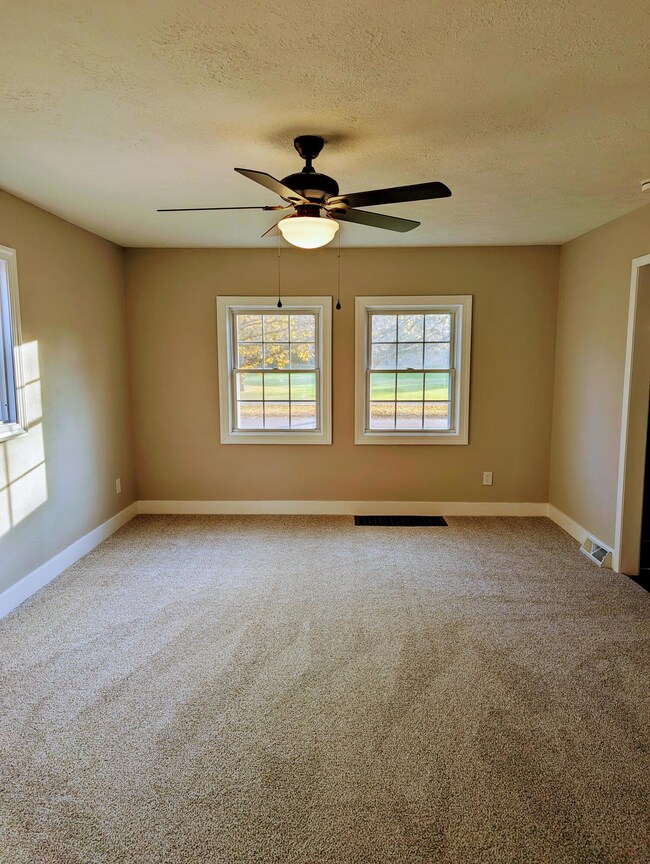 51 N Broad St - living