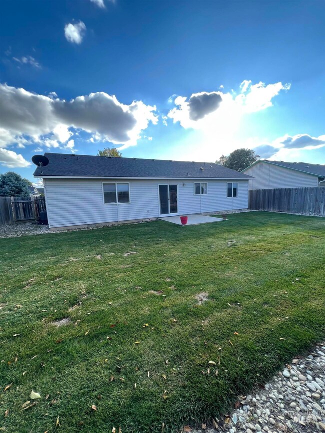 906 W Georgia Ave, Nampa, ID 83686 - photo 2