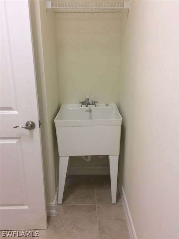 Laundry Room - Tub