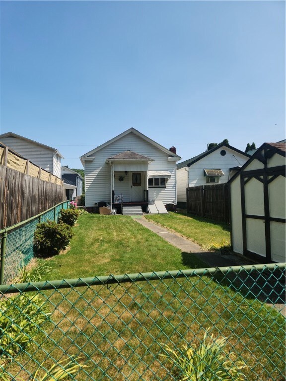 202 Mckinley Ave, Vandergrift, PA 15690 - photo 3