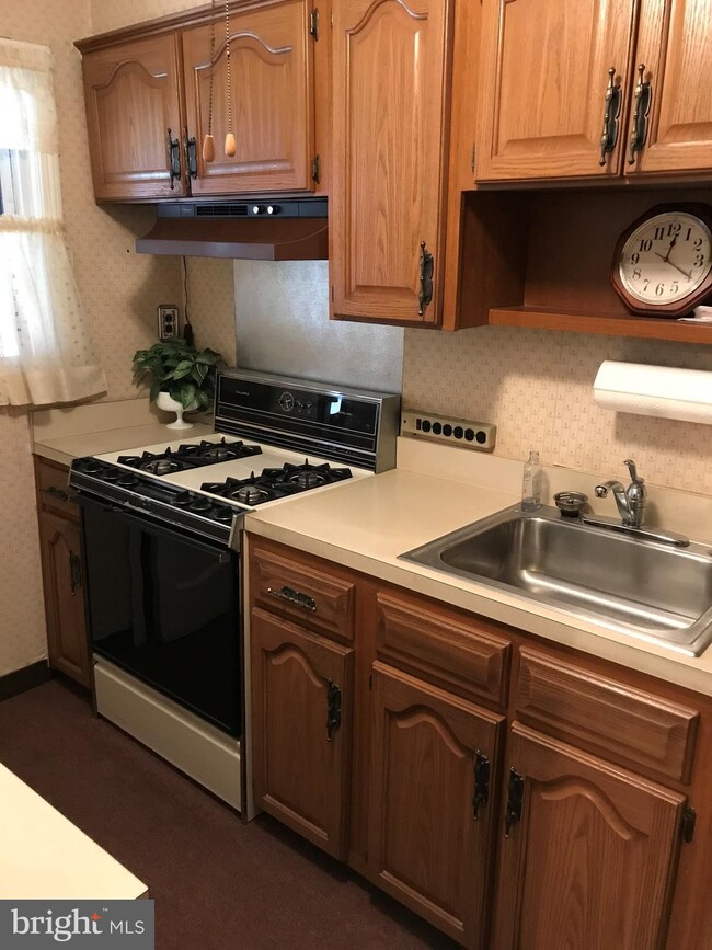 947 Arncliffe Rd, Essex, MD 21221 - photo 6