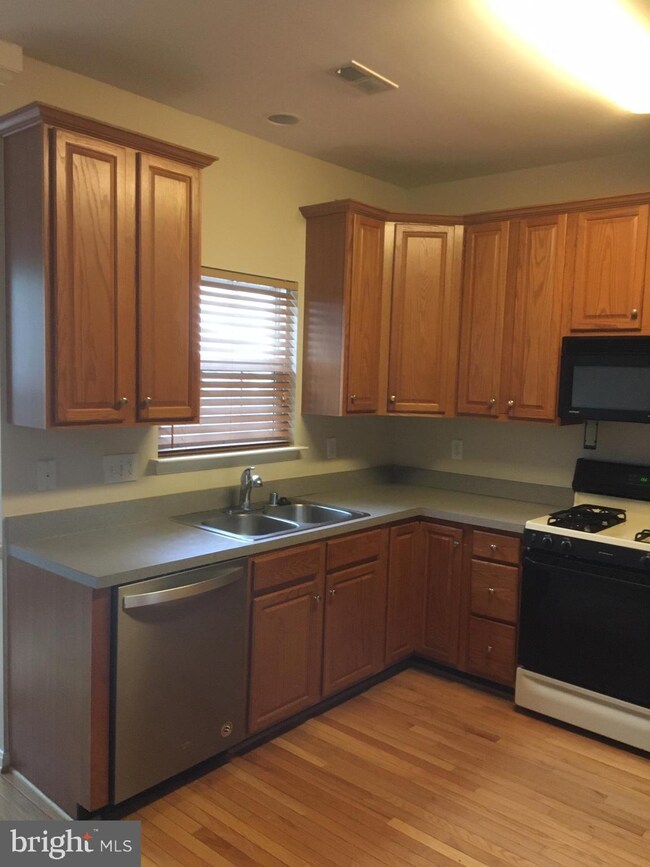 13077 Woodcutter Cir, Germantown, MD 20876 - photo 7