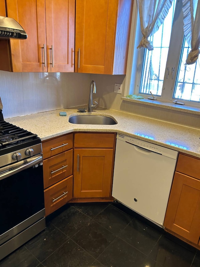 6111 Alderton St, Rego Park, NY 11374 - photo 5