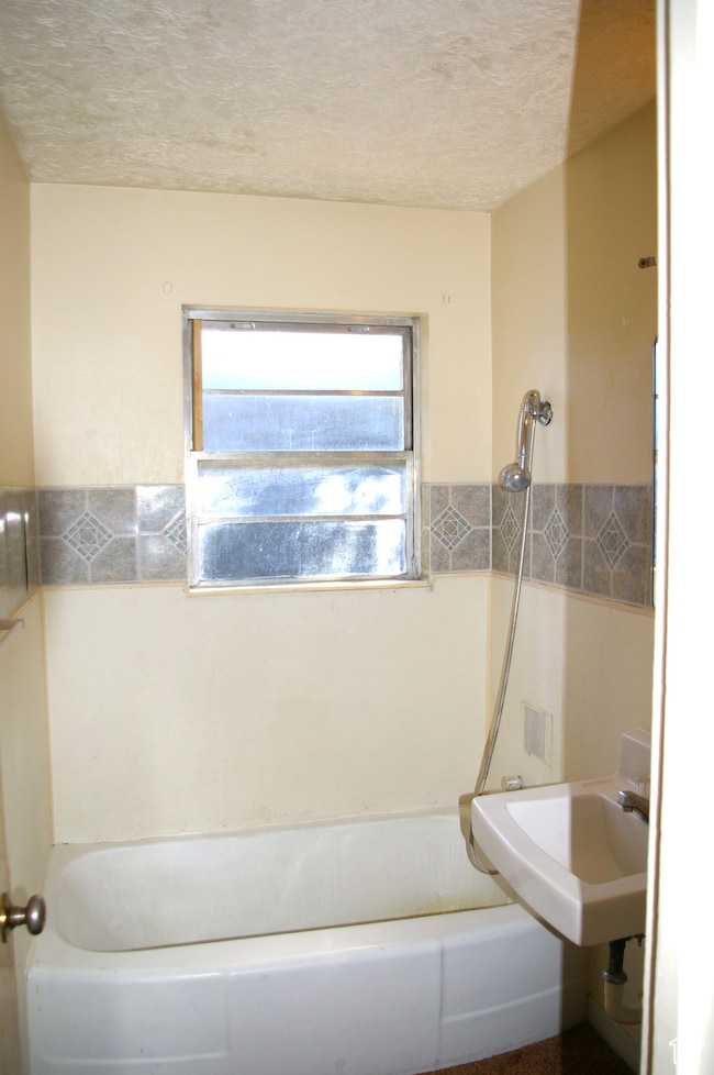 Full bathroom South Unit Up