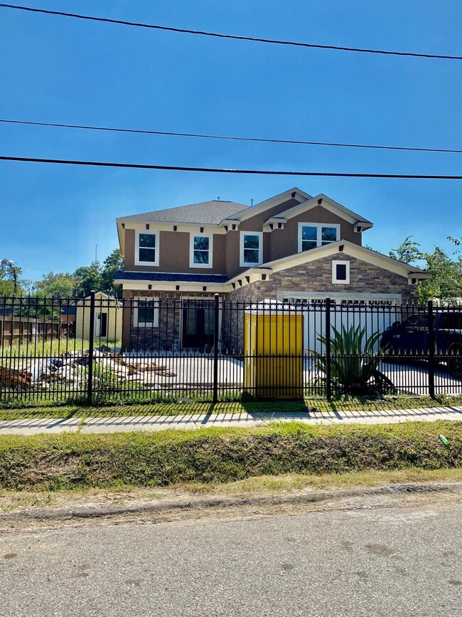 120 Palmyra St, Houston, TX 77022 - photo 4