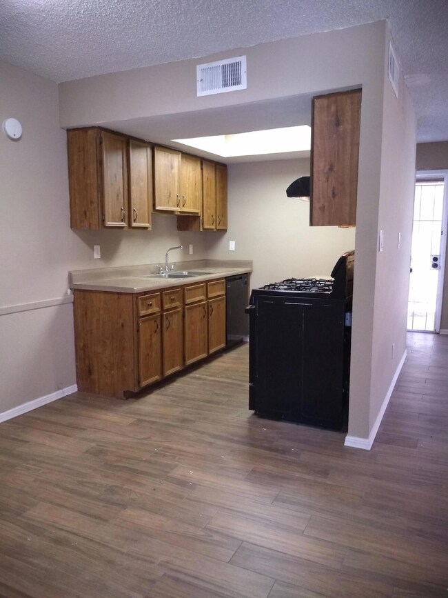 10632 Cuatro Vistas Dr unit B, El Paso, TX 79935 - photo 4