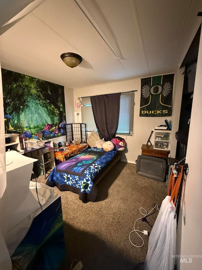 Game room with carpet