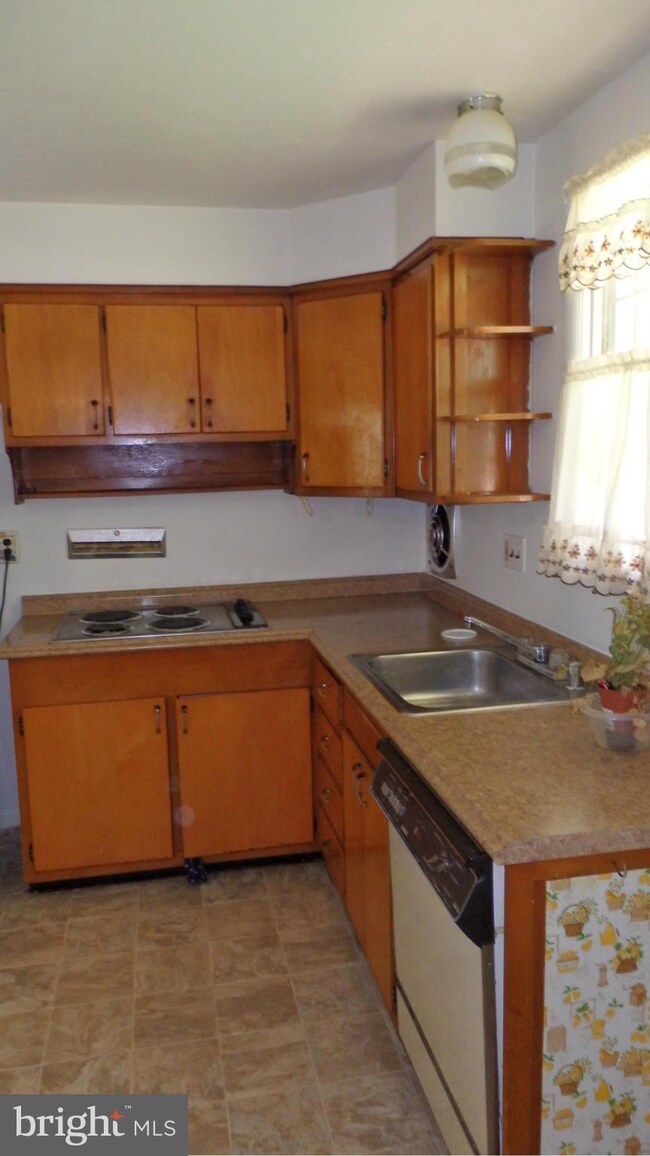 6706 Collinsdale Rd, Parkville, MD 21234 - photo 6